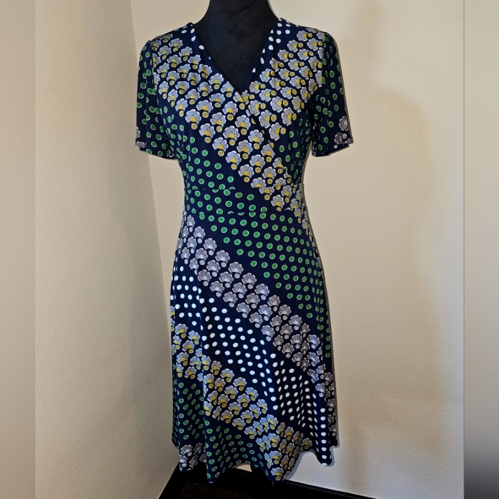 Multi-colored Ann Taylor Factory knee-length flutter sleeve dress in Small